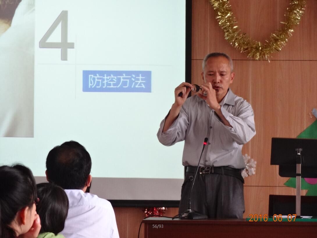 爱眼日戴教授受邀到学校讲座