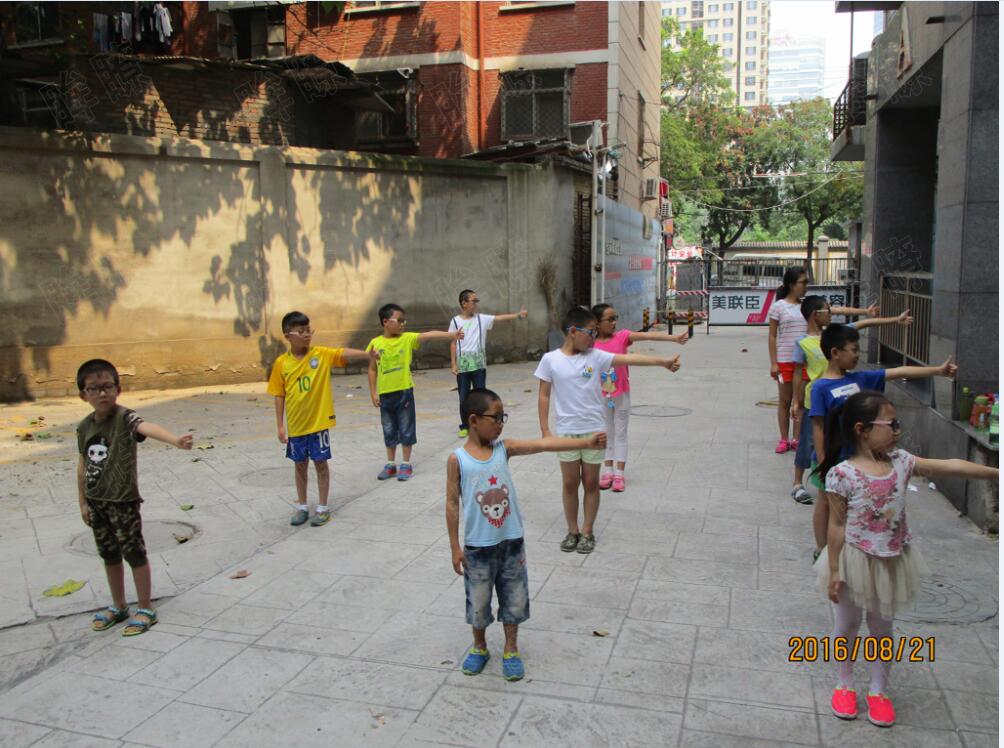 孩子们在聚精会神地做五步操
