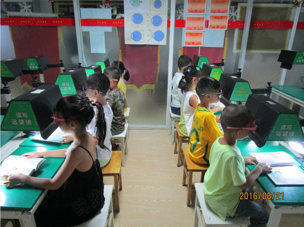 在远望镜下学习的孩子们
